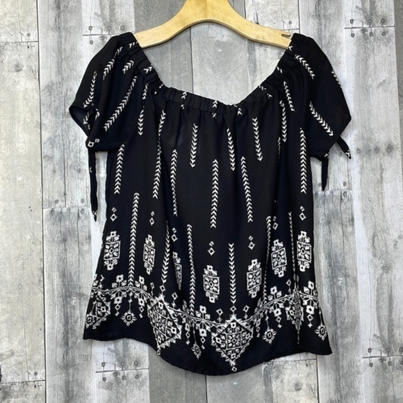 SOCIETY Girl black & white geometric print blouse. Tie details on sleeves. Small - Picture 1 of 12